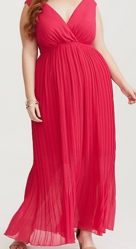 NWT TORRID RASPBERRY PLEATED DRESS